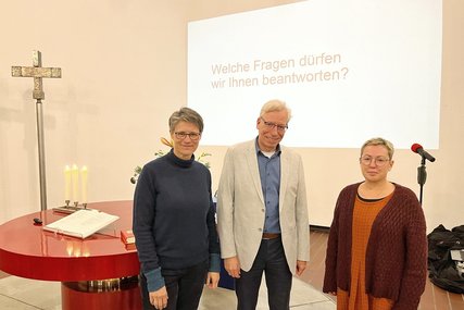 Drei Personen stehen in einer Kirche - Copyright: Bastian Modrow