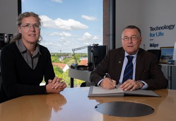Zwei menschen schauen in die Kamera - Copyright: Oliver Beck 