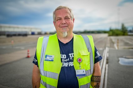 Mann mit Warnweste schaut in die Kamera - Copyright: Lena Modrow