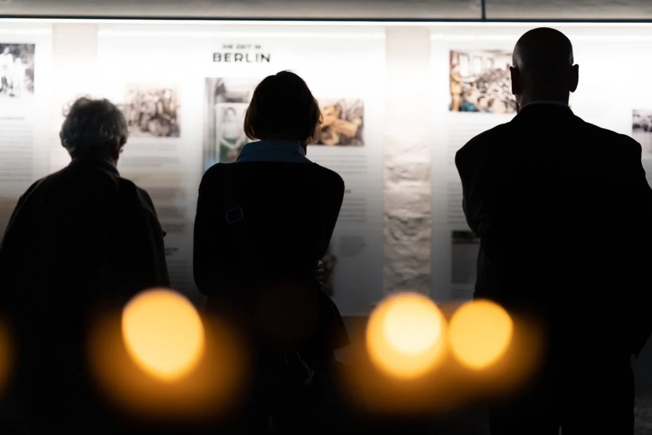 Ausstellung in Kirche - Silhouetten