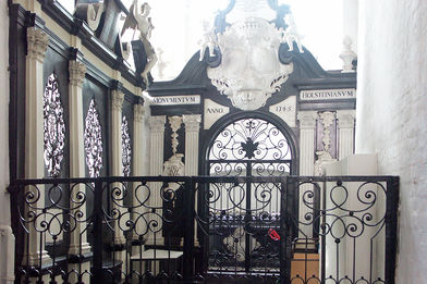 Blilck in die Grabkapelle mit Sarkophag in St. Aegidien - Copyright: Ev.-Luth. Kirchenkreis Lübeck-Lauenburg