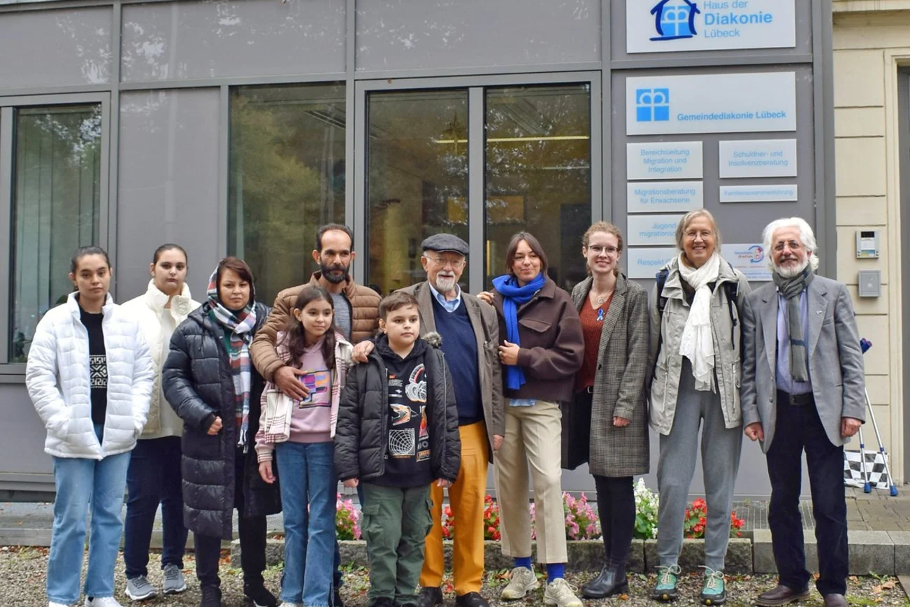 Menschen vor einem Gebäude