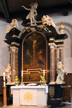 Altar mit Abendmahls-Predella, Kreuzigungs-Zentralgemälde und oben Figur des Auferstandenen, Engel auf Architraven und an Säulen
