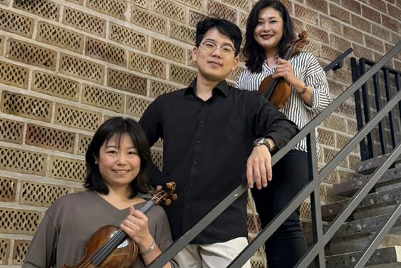 Drei Menschen mit Instrumenten - Copyright: Saeko Takayama