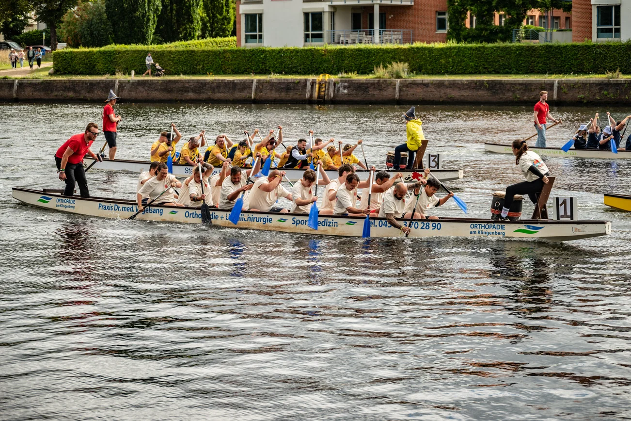 Das Team der Kirchenbauhütte rudert wie verrückt