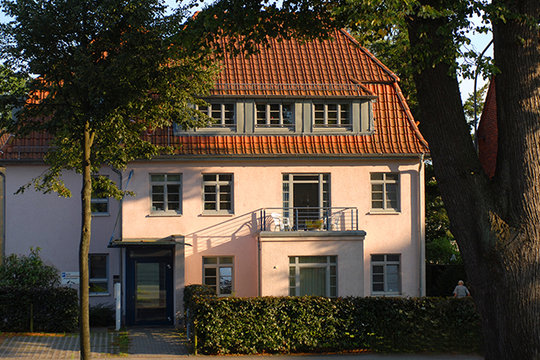 Das Rickers-Kock-Haus im Abendlicht - ganzheitliche Versorgung in der letzten Lebensphase