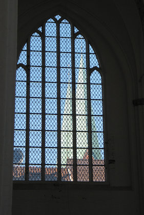 Ein farbloses Bleiglasfenster in St. Petri
