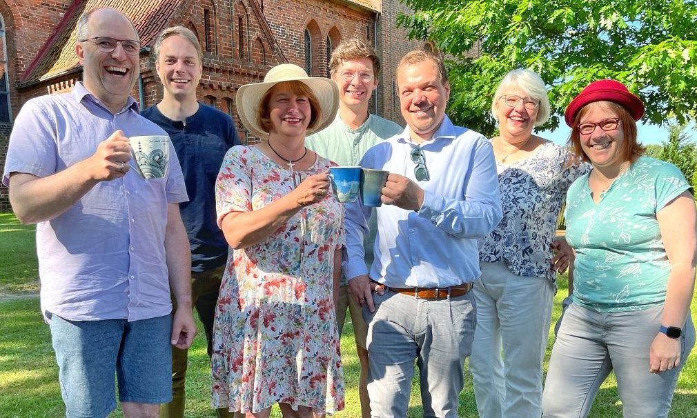 Fröhliche Menschen vor einer Kirche