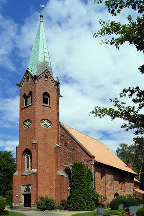 Außenansicht der St.-Clemens-St.-Katharinen-Kirche in Seedorf