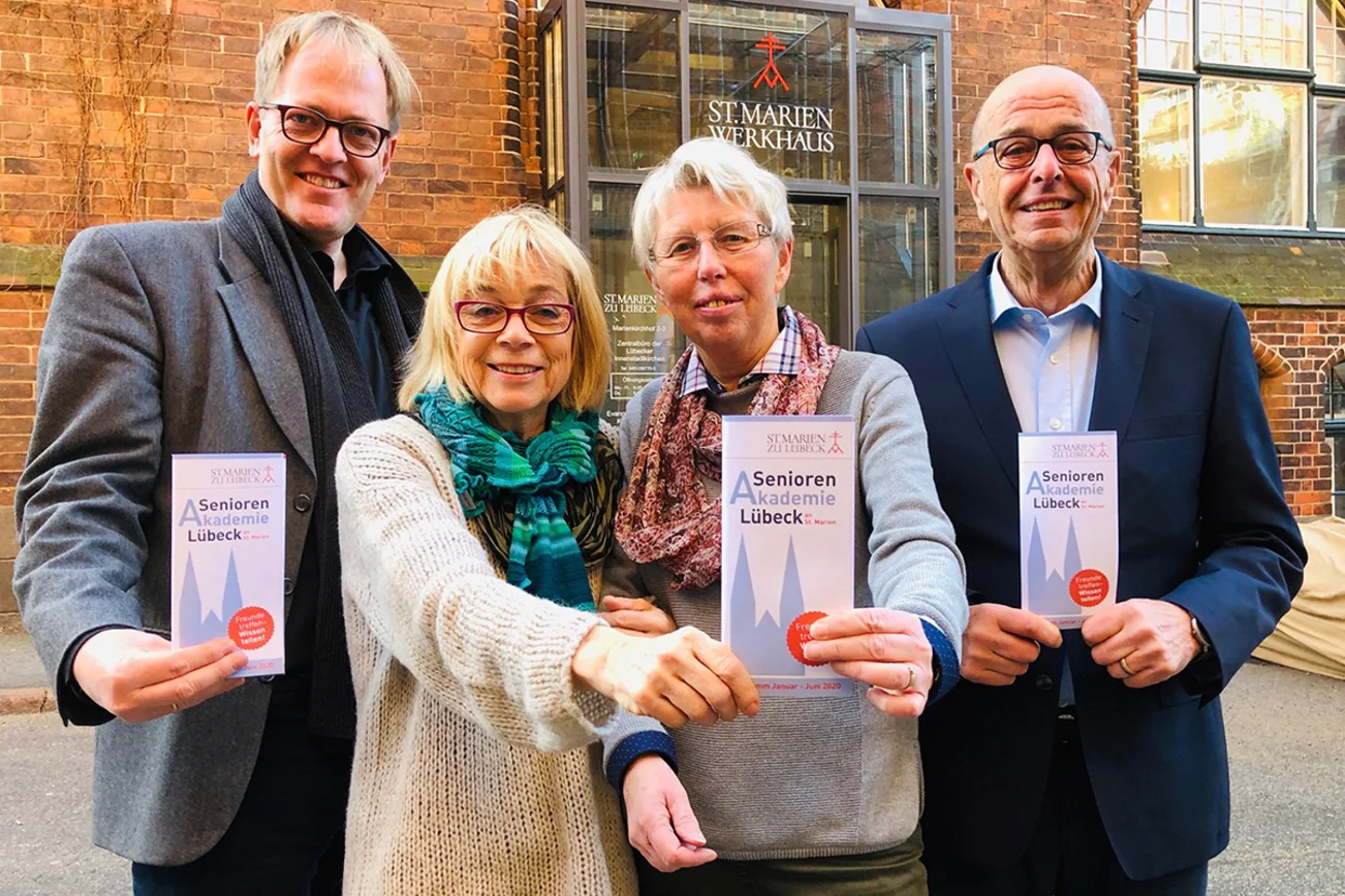 Pastor Robert Pfeifer, Annegret Barckhausen, Traute Eckermann und Karl-Heinz Stöcker sind stolz auf das neue Halbjahres-Programm der Seniorenakademie Lübeck.