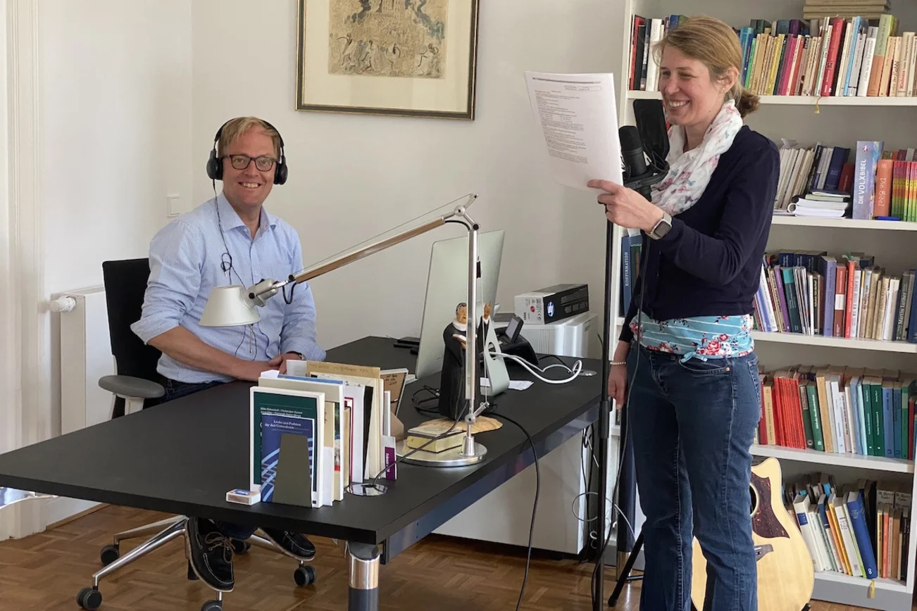 Gemeinsames Einsprechen für den Radio-Gottesdienst: Pastorin Inga Meißner und Pastor Robert Pfeifer. 