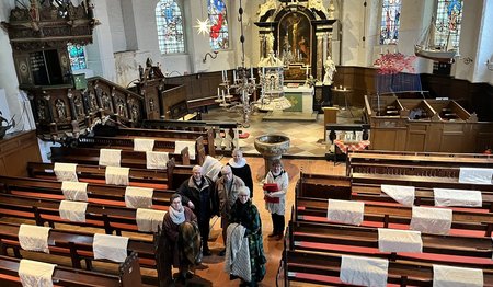 Menschen in einer Kirche