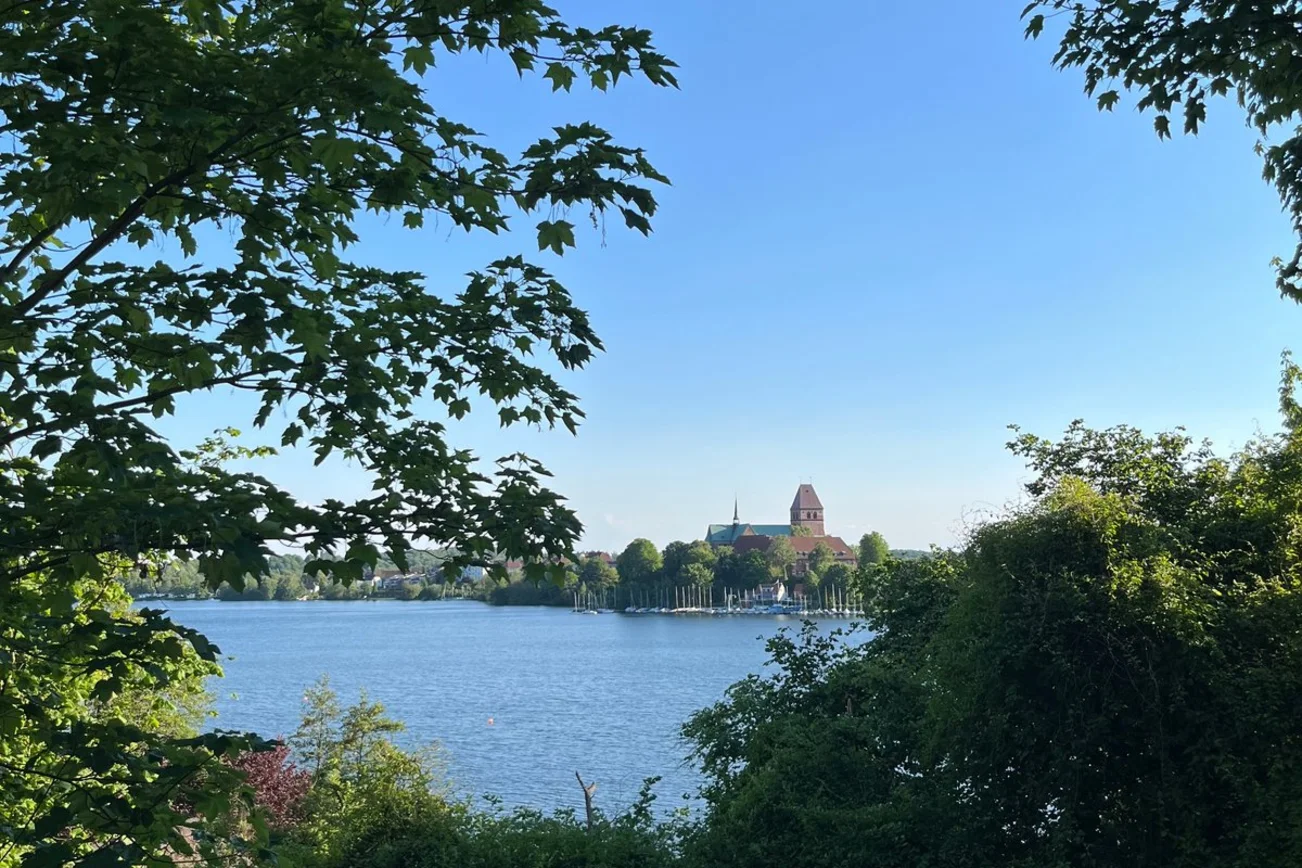 Der Ratzeburger See mit dem ratzeburger Dom im Hintergrund