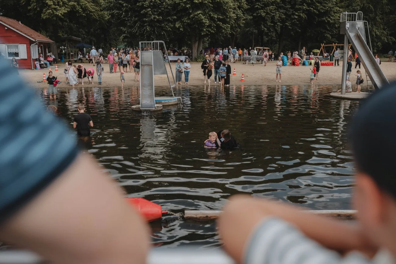 Blick auf ein Schwimmbad, in dem getauft wird.