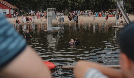 Blick auf ein Schwimmbad, in dem getauft wird.