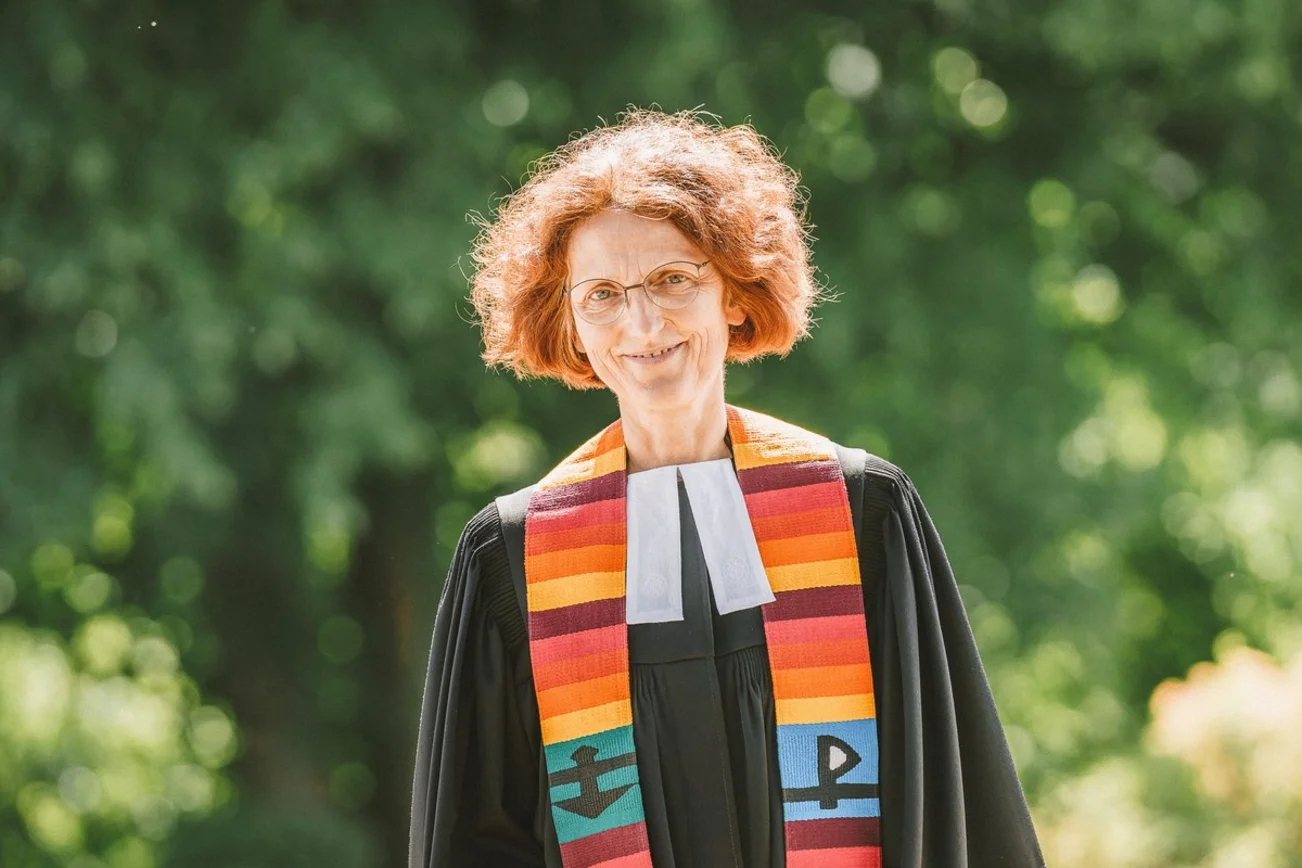 Frau lächelt in die Kamera