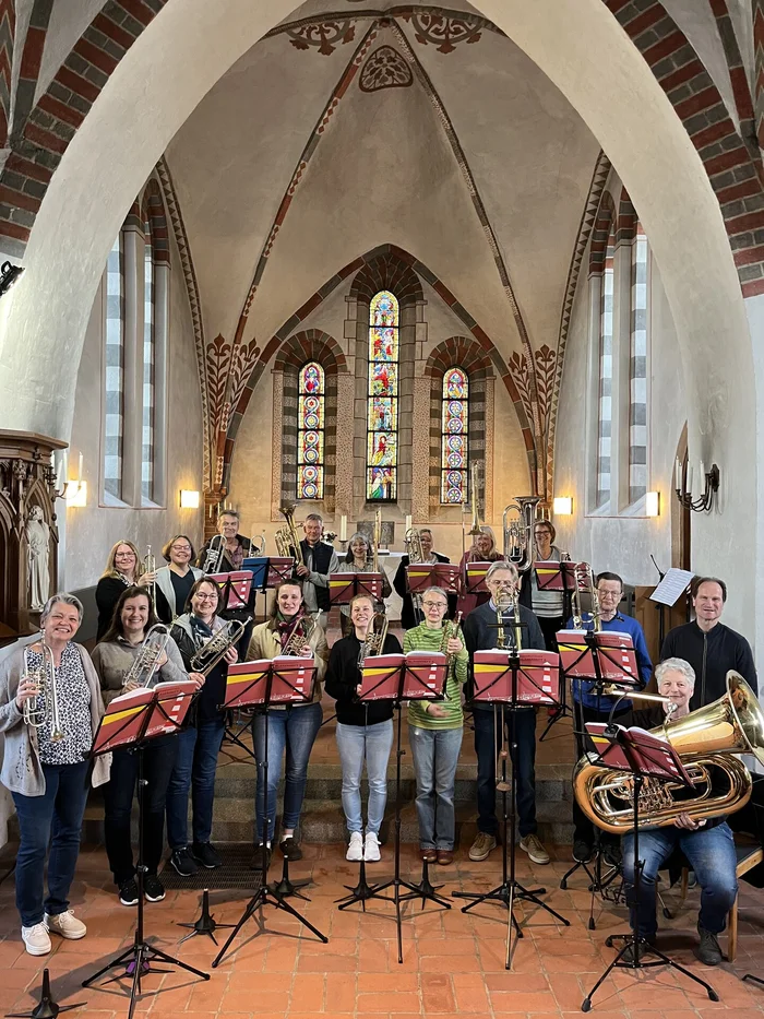 Ein Posaunenchor in einer Kirche.