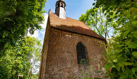 Blick auf eine Kapelle.