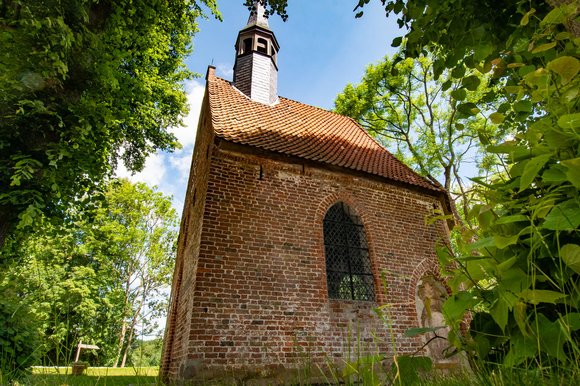 Blick auf eine Kapelle.