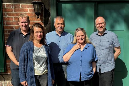 Drei Männer und zwei Frauen stehen vor einem Backstein-Gebäude. - Copyright: Frank Hase
