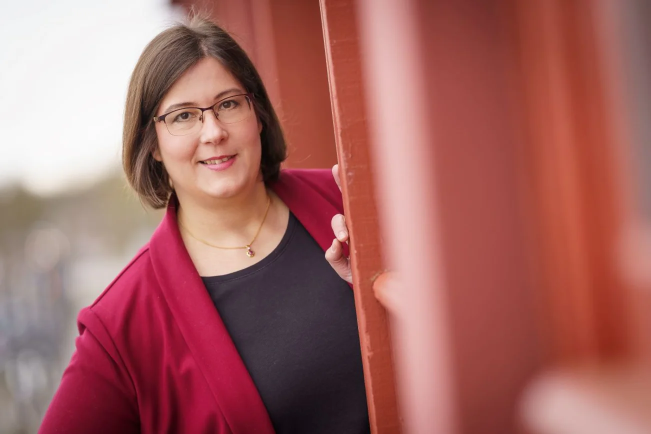 Almut Schimkat schaut in die Kamera. 