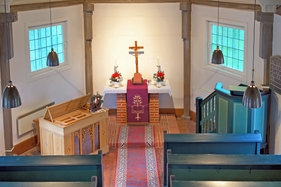 Der Altarraum der St.-Jacob-Kapelle in Basedow von der Empore aus gesehen