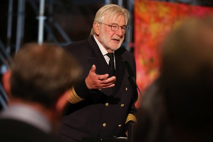 Ein älterer Herr spricht zu einem Publikum - Copyright: Lutz Roeßler
