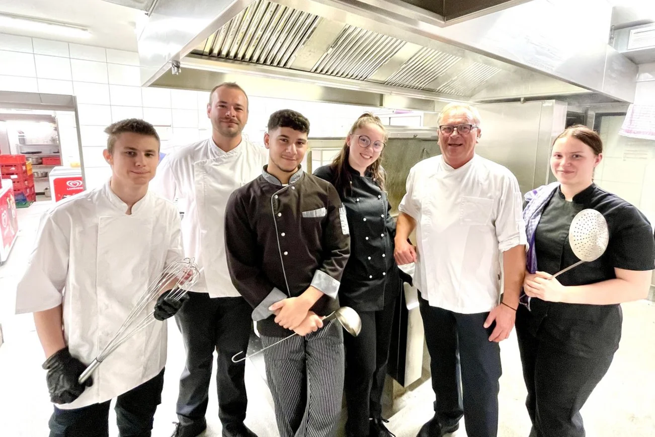 Menschen stehen in einer Küche