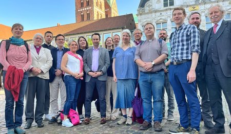 Menschen stehen auf dem Marktplatz von Lübeck