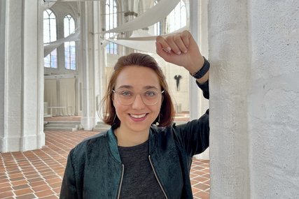 Eine Frau steht in einer Kirche - Copyright: Bastian Modrow