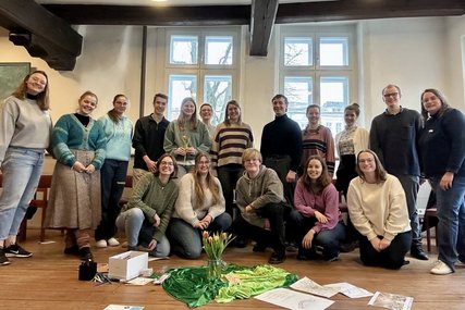Eine Gruppe junger Menschen steht in einem Raum und schaut in die Kamera. - Copyright: Katharina Schneider