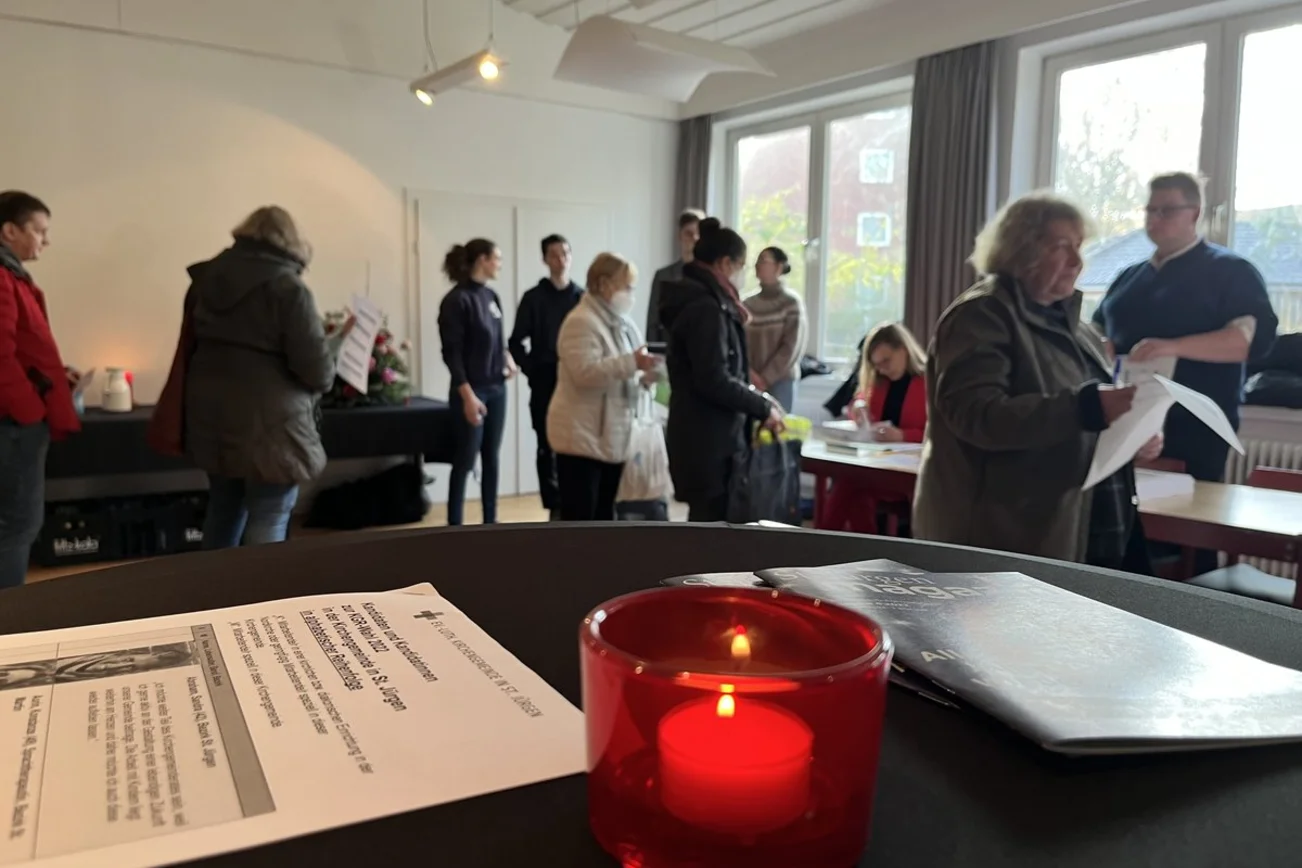 Blick in einen Wahlraum