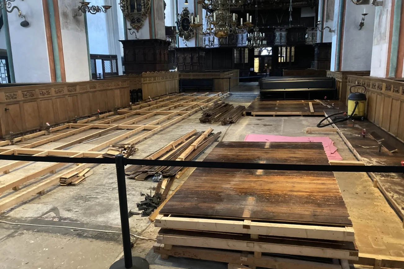 Bauarbeiten in einer Kirche