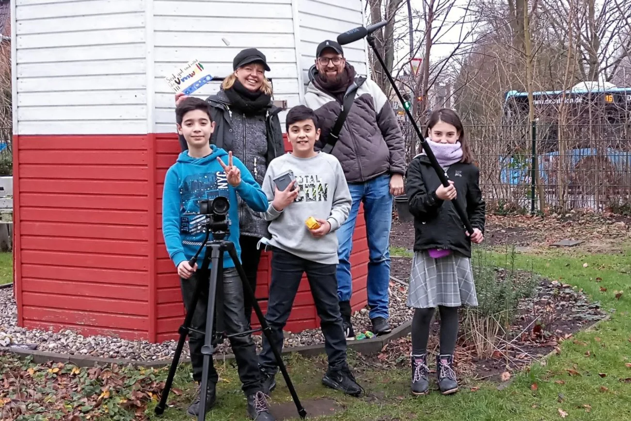 Menschengruppe mit Kameras.