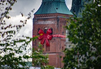 Kirchturm mit Schleife - Copyright: Bastian Modrow