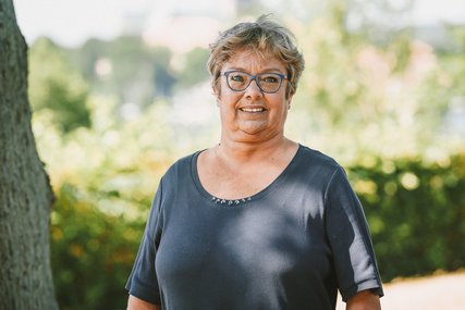 Frau lächelt im Freien in die Kamera - Copyright: Guido Kollmeier