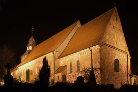 Außenansicht von St. Georg auf dem Berge bei Nacht