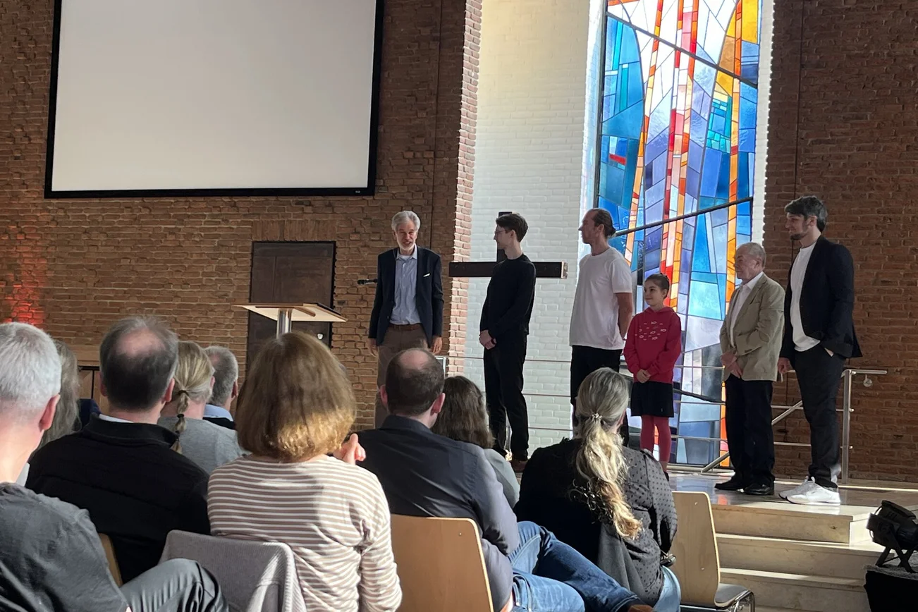 6 Menschen von jung bis alt in einer Kirche