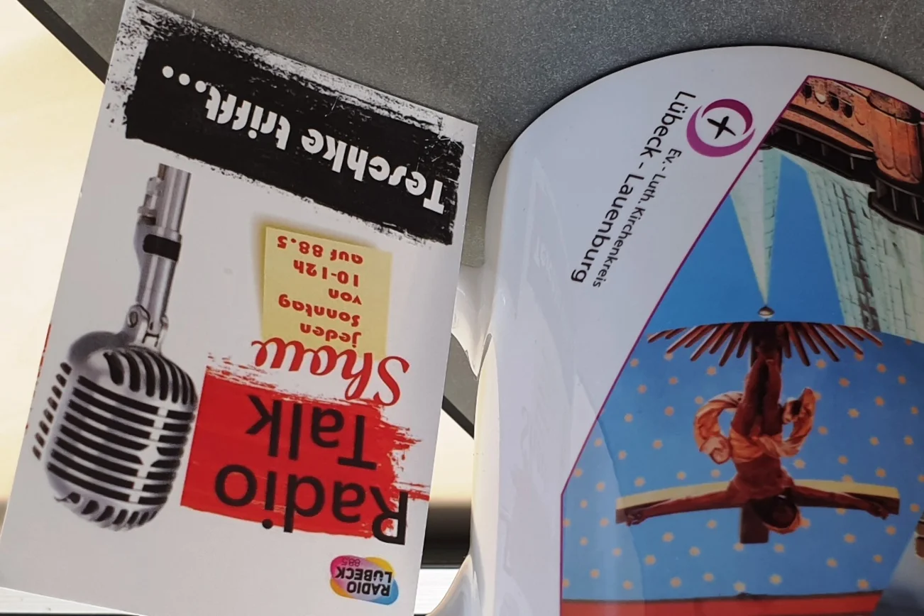 Eine Visitenkarte angelehnt an eine Tasse