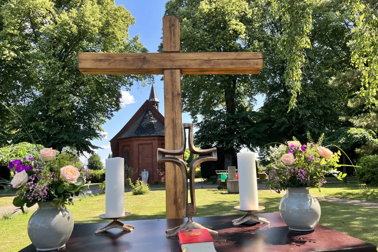Blick auf einen Altar unter freiem Himmel.