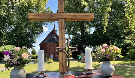 Blick auf einen Altar unter freiem Himmel.