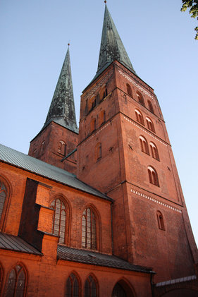 Blick von unten auf beide Türme des Doms zu Lübeck