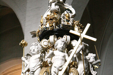 Der mit Engeln bestückte Taufdeckel in St. Aegidien - Copyright: Ev.-Luth. Kirchenkreis Lübeck-Lauenburg