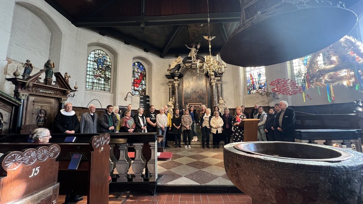 Blick in eine Kirche, in der Menschen stehen. 