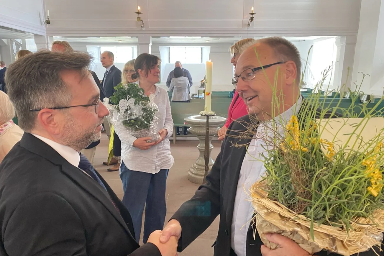 Zwei Personen reichen sich die Hände.