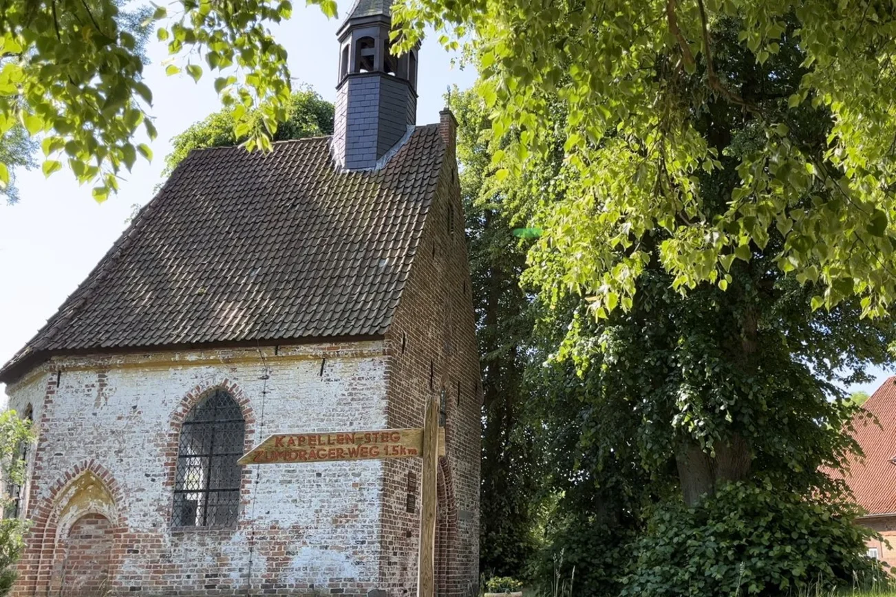 Eine Kapelle umgeben von Bäumen