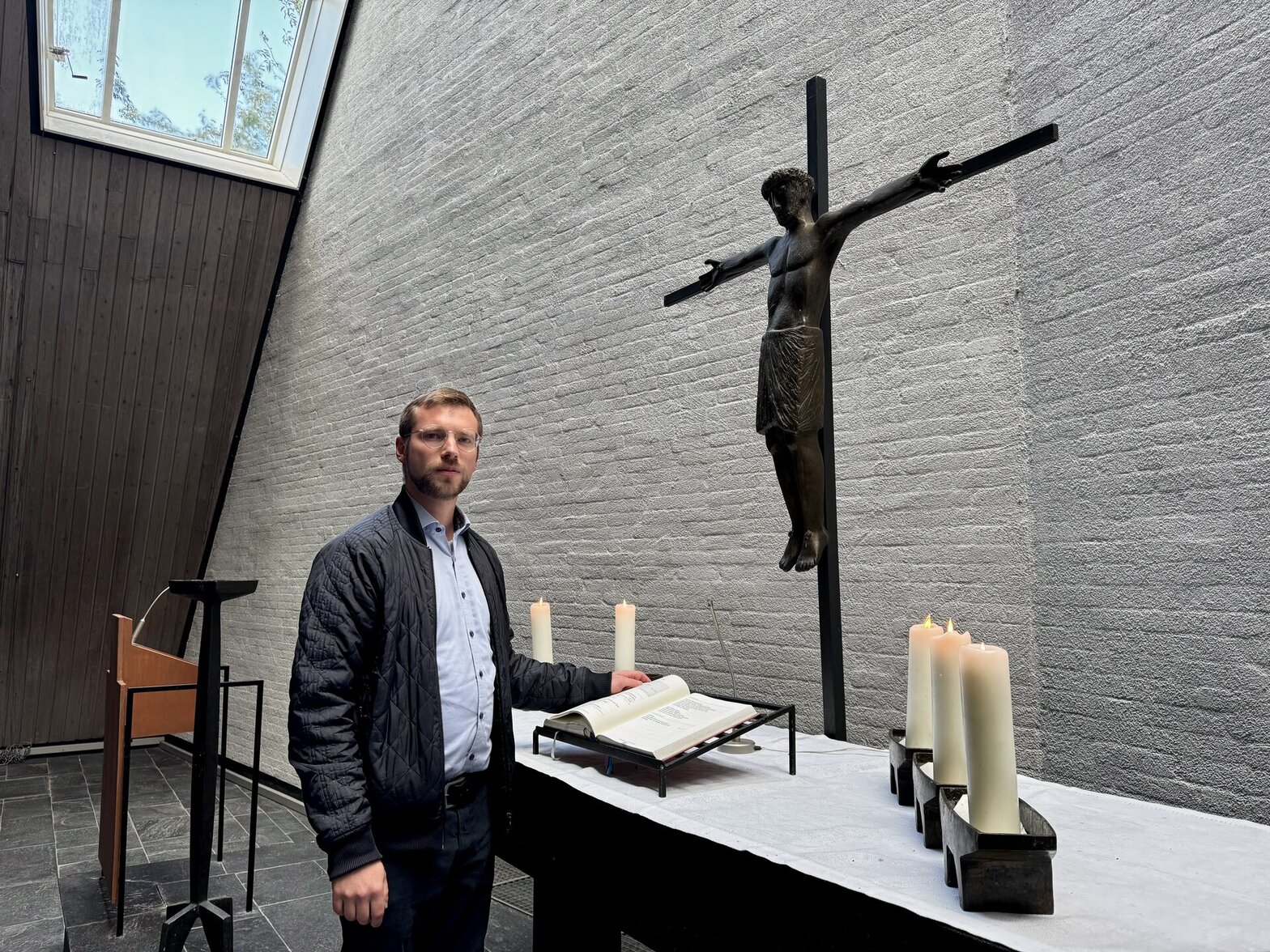 Mann steht in einer Kirche