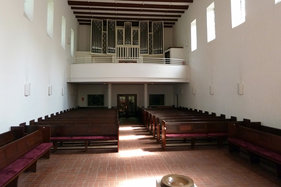Blick vom Altar aus auf die Orgel der Heilig-Geist-Kirche Wohltorf