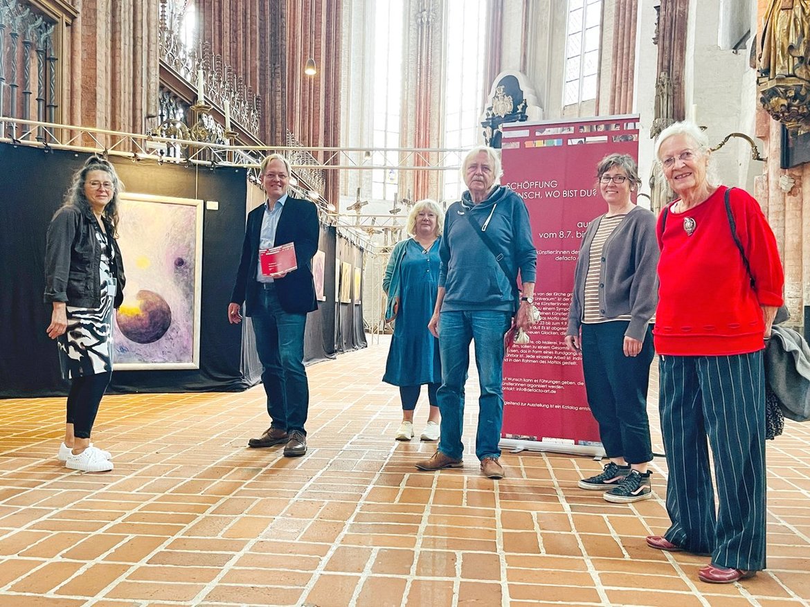 Menschen in einer Kirche