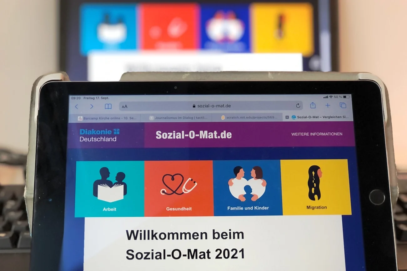 Ein Tablet mit der Seite des Sozial-O-Mats.